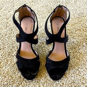 Black scrappy zip heels size 6.5